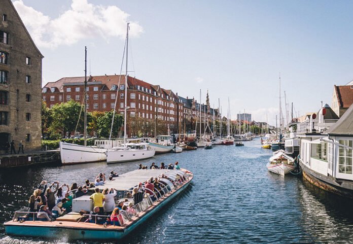 Amsterdam verkennen, lopend, met de fiets, of via het water?